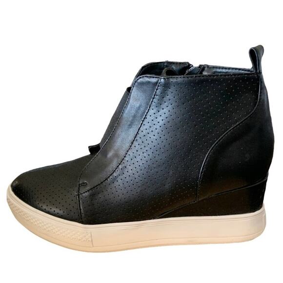 WANTED woman’s black booties ankle boots side zip perforated size 10 - Picture 1 of 8